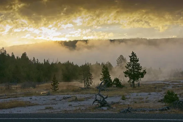 Nascer Sol Brilhante Acima Uma Área Térmica Parque Nacional Yellowstone — Fotografia de Stock