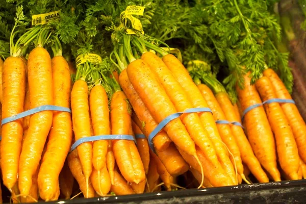Zanahorias Frescas Saludables Exhibición Una Tienda Comestibles —  Fotos de Stock