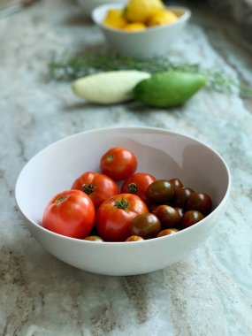 Bir kase taze koparılmış organik, bahçe domatesleri.