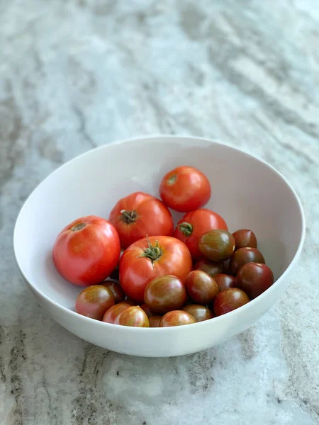 Eine Schüssel Hausgemachter Tomaten Auf Einer Granitarbeitsplatte — Stockfoto