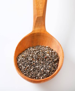 sağlıklı chia tohum beyaz zemin üzerine kaşık