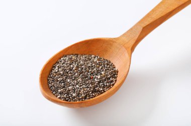 sağlıklı chia tohum beyaz zemin üzerine kaşık