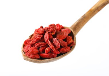 Beyaz arka plan üzerinde sağlıklı goji meyveleri kaşığı