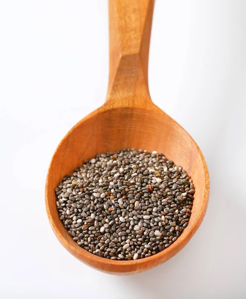 sağlıklı chia tohum beyaz zemin üzerine kaşık