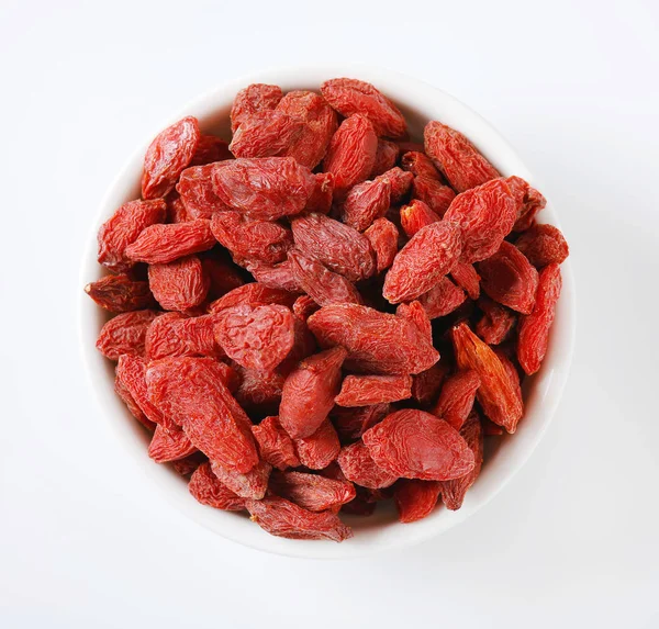 Tazón Bayas Goji Saludables Sobre Fondo Blanco — Foto de Stock