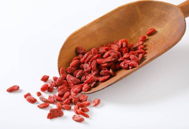 sağlıklı goji meyveleri beyaz arka plan üzerinde Kepçe
