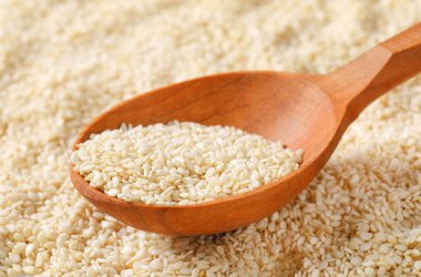 kaşık susam tohumu arka plan - ayrıntı üzerinde sağlıklı susam