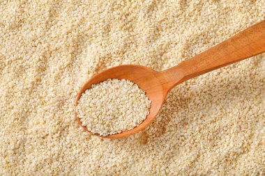 kaşık susam tohumu arka plan üzerinde sağlıklı susam