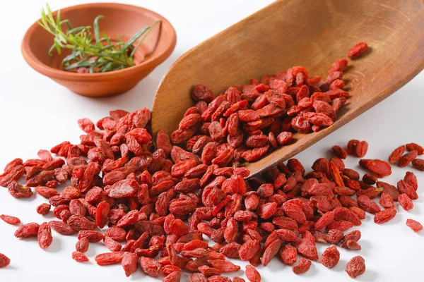 Primeur Van Gezonde Goji Bessen Kom Van Rozemarijn Twijgen Witte — Stockfoto