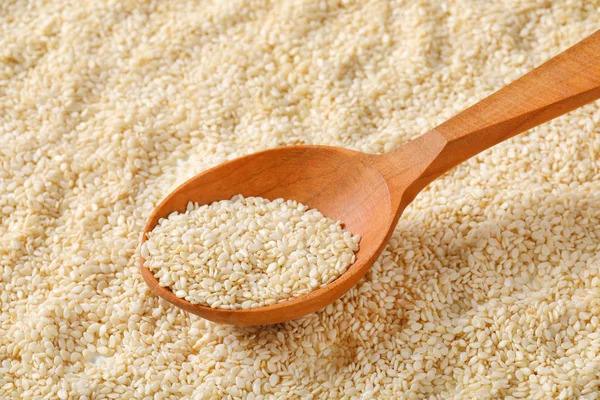 kaşık susam tohumu arka plan üzerinde sağlıklı susam