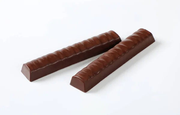 Zwei Unverpackte Schokoladenstangen Mit Füllung Auf Weißem Hintergrund — Stockfoto