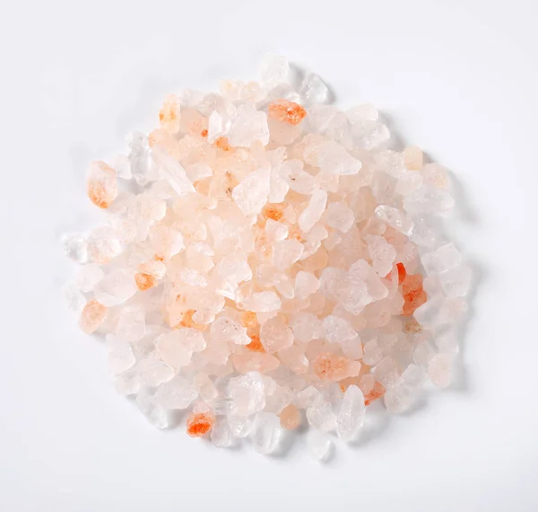 Hög Med Grovt Kornigt Salt Vit Bakgrund — Stockfoto