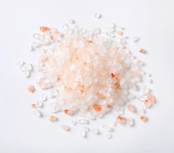 Hög Med Grovt Kornigt Salt Vit Bakgrund — Stockfoto