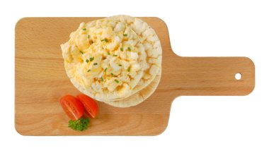 ahşap kesme tahtası üzerinde sahanda yumurtalı kahvaltılık pirinç ekmek dilimleri