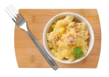 kase ezilmiş patates ahşap kesme tahtası üzerinde pastırma ile