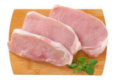 Ahşap kesme tahtası üzerinde ham kemiksiz domuz pirzolası