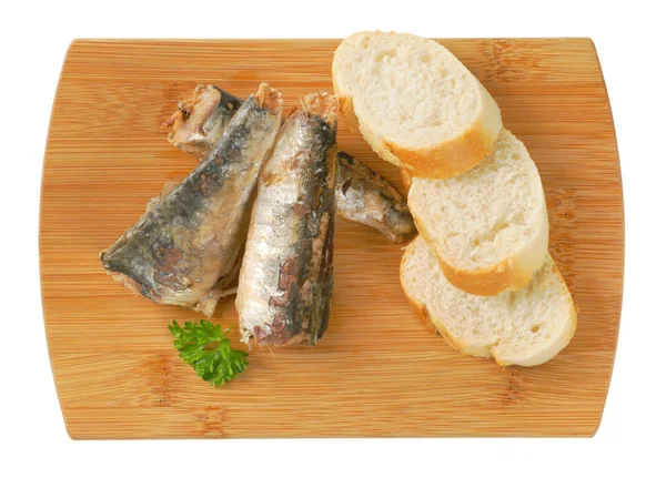 Sardinas Con Rebanadas Pan Sobre Tabla Cortar Madera —  Fotos de Stock