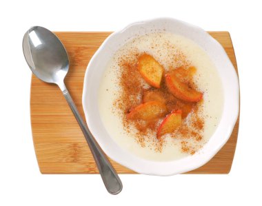elma ve tarçın tahta kesme tahtası üzerinde irmik puding kase