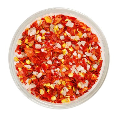 kurutulmuş biber ve tuz beyaz arka plan üzerinde kase