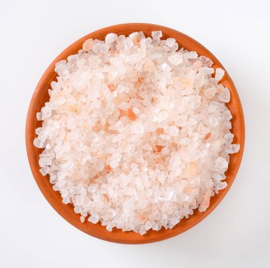 Beyaz arka plan üzerine kaba taneli Himalaya tuz kase