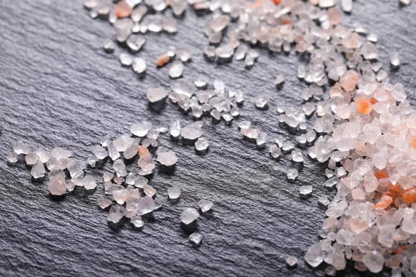 Siyah Barut Üzerinde Kaba Taneli Himalaya Tuz Kristalleri — Stok fotoğraf