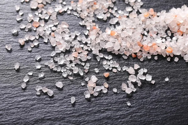Kristalle Aus Grobkörnigem Himalaya Salz Auf Schwarzem Schiefer — Stockfoto