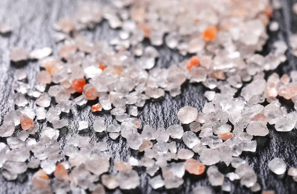 黒御影石の粗粒ヒマラヤ塩の結晶 — ストック写真