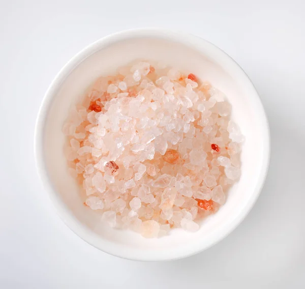 Skål Grova Kornat Himalaya Salt Vit Bakgrund — Stockfoto