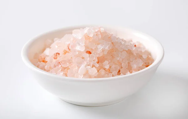 Skål Grova Kornat Himalaya Salt Vit Bakgrund — Stockfoto