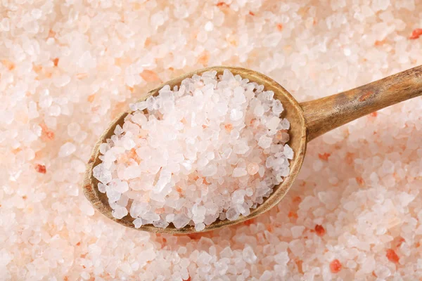 粗粒ヒマラヤ塩のスプーン — ストック写真