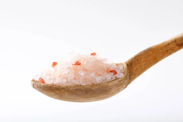 白い背景の粗粒ヒマラヤ塩のスプーン — ストック写真