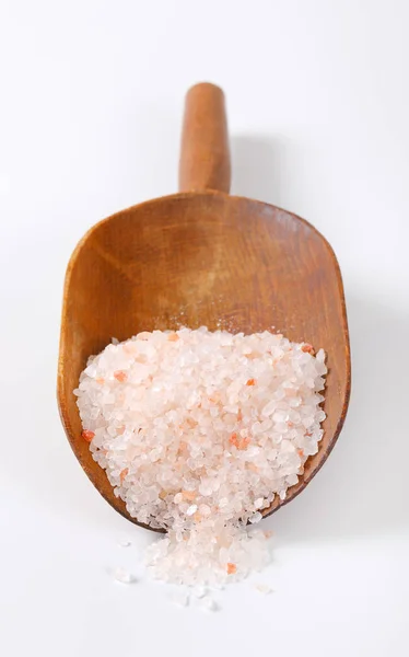 Skopa Grovt Kornat Himalayan Salt Vit Bakgrund — Stockfoto