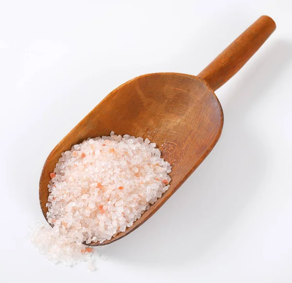 Skopa Grovt Kornat Himalayan Salt Vit Bakgrund — Stockfoto