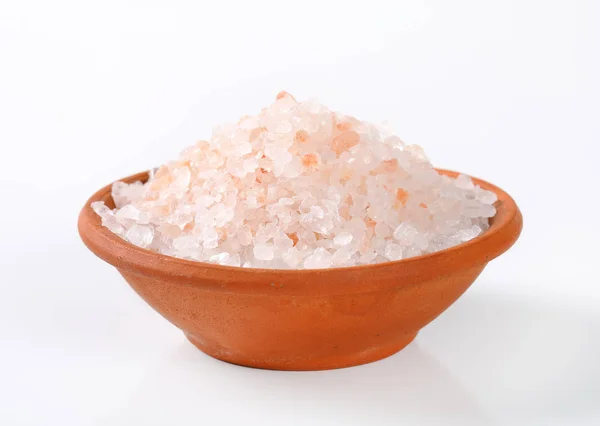 Skål Grova Kornat Himalaya Salt Vit Bakgrund — Stockfoto