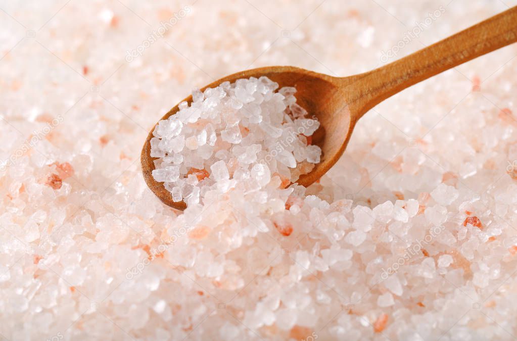 spoon of coarse grained Himalayan salt