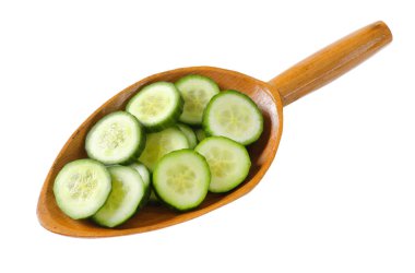 Kepçe beyaz zemin üzerine dilimlenmiş salatalık