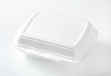 Beyaz arka plan üzerinde beyaz polistirol lokanta kutusu