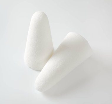 iki şeker somun veya koni beyaz zemin üzerine beyaz