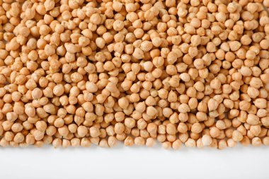 beyaz zemin üzerine çiğ nohut