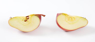 beyaz zemin üzerine kırmızı elma takozlar