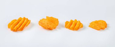 dört patates cipsi beyaz zemin üzerine kızarmış