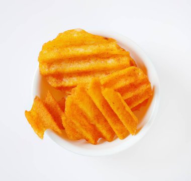 Beyaz arka planda bir kase kızarmış patates cipsi