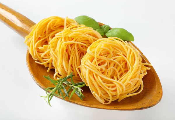 Spagetti Makarna Ahşap Kepçe Otlar Demetleri Yakın Çekim — Stok fotoğraf