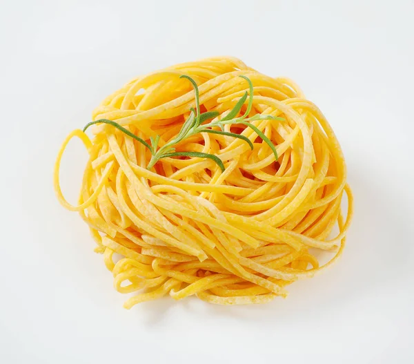 Bundel Van Spaghetti Pasta Met Rozemarijn Witte Achtergrond — Stockfoto
