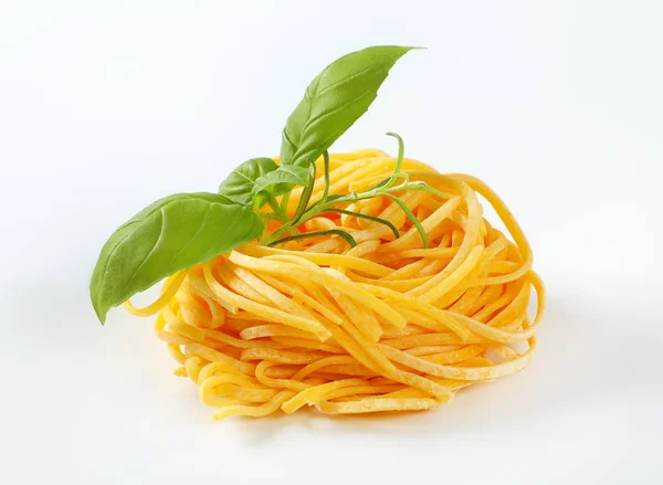 Pacote Macarrão Espaguete Com Ervas Frescas Fundo Branco — Fotografia de Stock