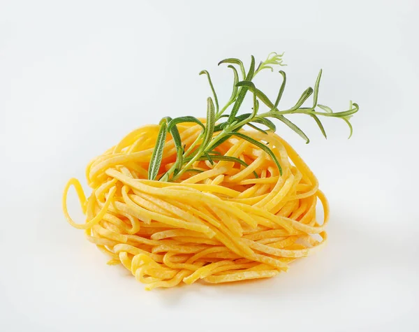 Paket Spagetti Makarna Ile Beyaz Zemin Üzerine Biberiye — Stok fotoğraf