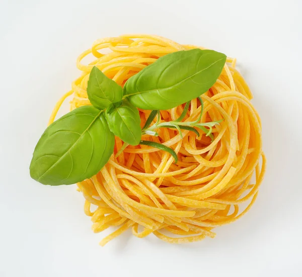 Paquete Pasta Espaguetis Con Hierbas Frescas Sobre Fondo Blanco — Foto de Stock