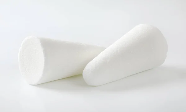 Dvě Bílé Bochníky Cukru Nebo Šišky Bílém Pozadí — Stock fotografie