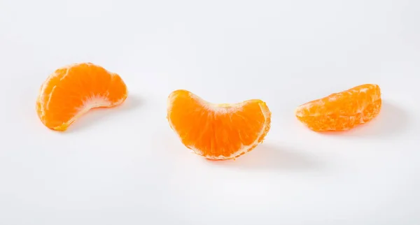 Tres Rebanadas Mandarina Fresca Sobre Fondo Blanco —  Fotos de Stock