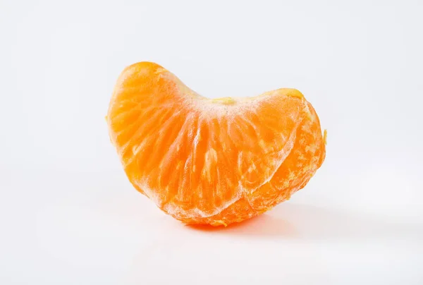 Rebanada Mandarina Fresca Sobre Fondo Blanco —  Fotos de Stock